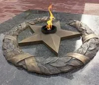 Бронзовый венок со звездой вечного огня в Благовещенске Амурской области (518550)