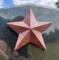Красная звёздочка на гранитной плите в Благовещенске Амурской области (518416)